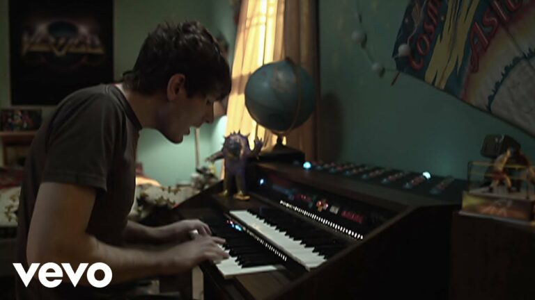 Owl City – Fireflies – teledysk