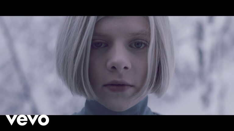 AURORA – Runaway – teledysk