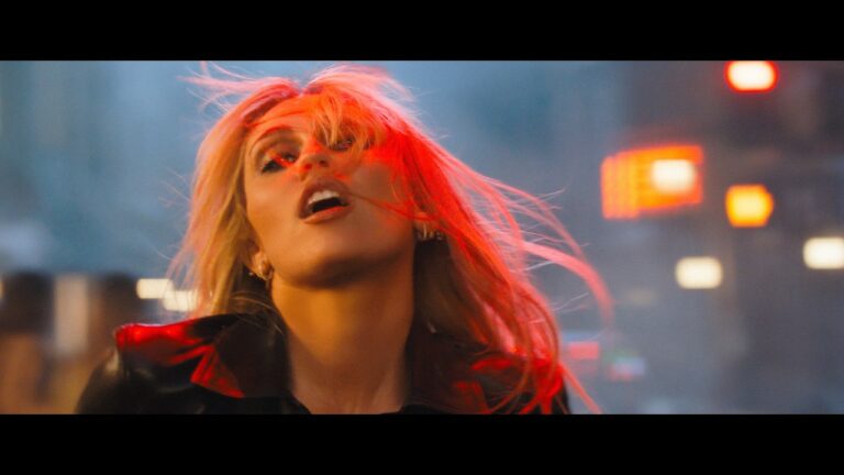 Miley Cyrus – Bass Persuades – teledysk