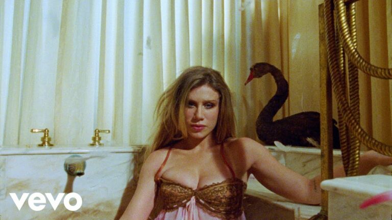 Slayyyter – i think he’s got a girl – teledysk