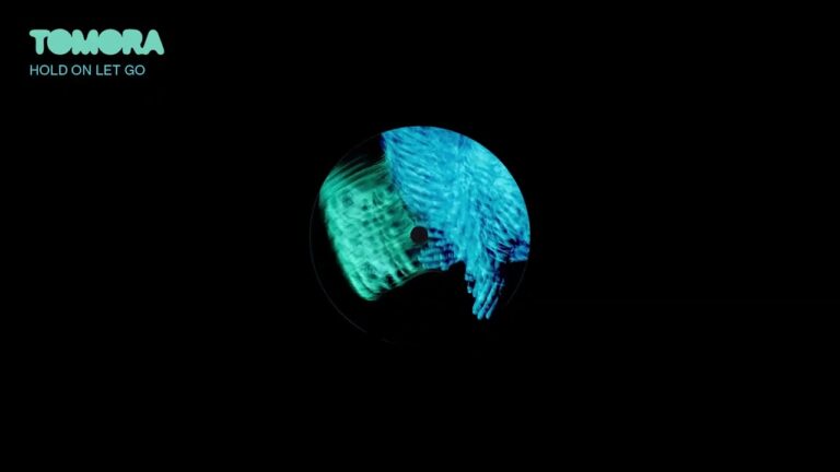 TOMORA, AURORA, Tom Rowlands – Hold On Let Go – teledysk